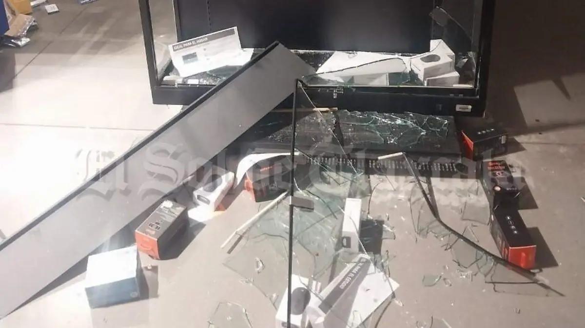 Irrumpen con camioneta y saquean centro comercial de Apizaco durante la madrugada