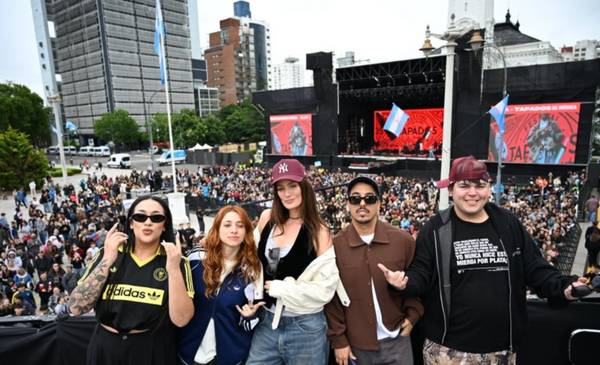 VIDEO. La Plata sigue de fiesta: OLGA y su streaming llenan de música la Plaza Moreno