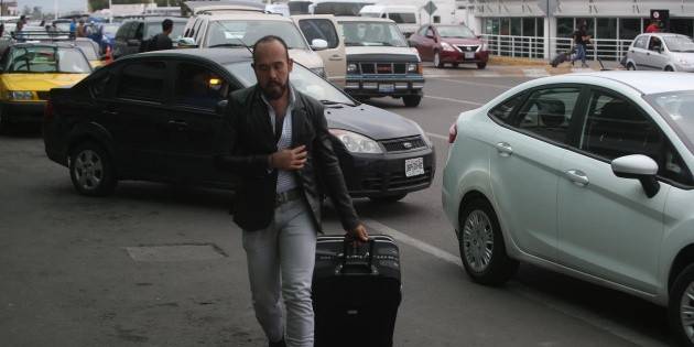 Uber: La SICT va por regular taxis de app en aeropuertos