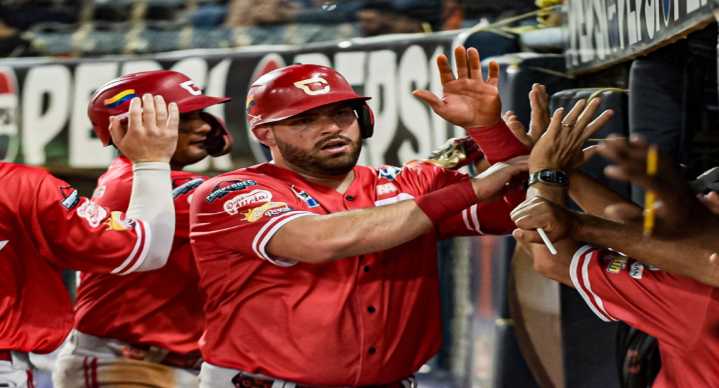 Jecksson Flores y Yonny Hernández impulsaron triunfo por blanqueo de Cardenales sobre Caribes