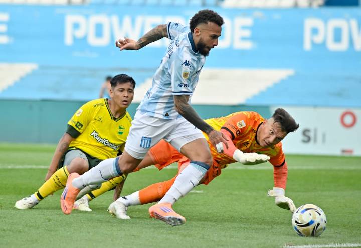 Sube la Academia. Racing ganó a puertas cerradas: la gran asistencia de 80 metros de Cambeses para el gol de Vergara