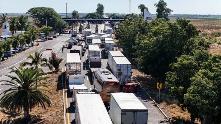 Comienzan transportistas y agricultores a liberar carreteras tras cuatro días de bloqueos