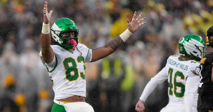No. 6 Oregon escapes with 18-16 win over Iowa on Sappington's field goal with 3 seconds left