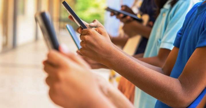 Cell phones banned in Wis. schools