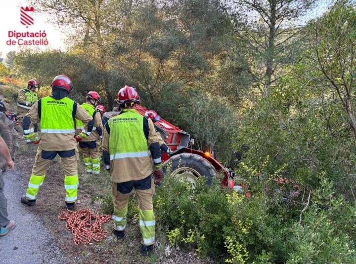 Excarcelan a un hombre que quedó atrapado tras el vuelco de su tractor en Les Useres