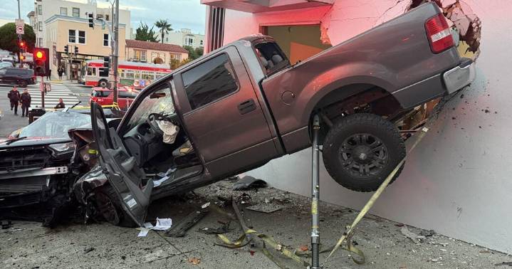 High-speed crash in San Francisco's Marina District leaves 2 injured