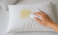 ¿Cómo quitar las manchas amarillas de las almohadas? Conoce la técnica eficaz