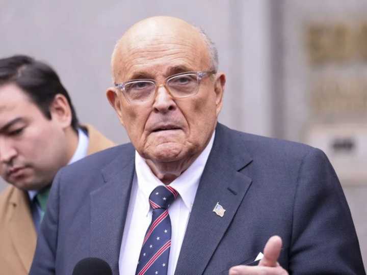 Trump indulta a Rudy Giuliani y otros acusados de intentar revertir las elecciones de 2020