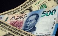 Peso cae y bolsa sube de cara al cierre de semana