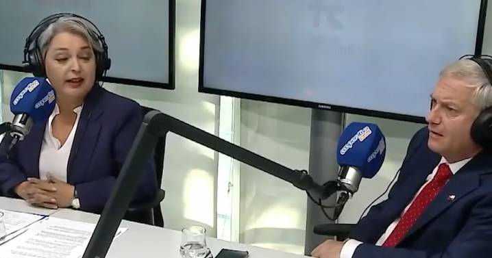 Jara y Kast protagonizan tenso cruce en foro social