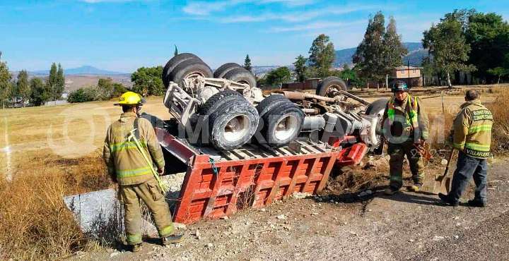 Camión de carga vuelca en la Morelia-Maravatío; hay un herido