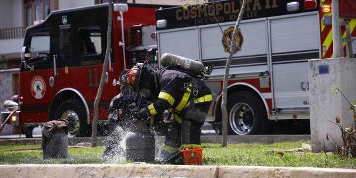 Serenazgo de La Victoria salvó a familias y mascotas durante incendio y retira balones de gas que amenazaban con explotar