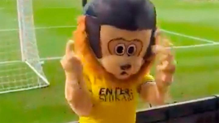 ¿Pasado de copas? Mascota de fútbol se hace viral por su inusual comportamiento en un partido