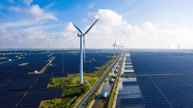 China logra estabilizar sus emisiones de CO₂ impulsada por un récord en energía solar y eólica