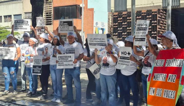 Familiares piden revisión de casos de presos políticos en medio de excarcelaciones