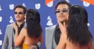 Christian Nodal rechaza beso de Ángela Aguilar en plena alfombra roja de los Latin Grammy