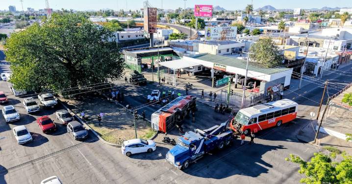 Choque y volcadura de camiones en Hermosillo fue provocado por pasarse el semáforo en rojo: pasajeros relatan cómo vivieron el accidente