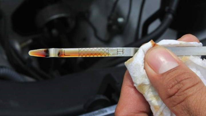 Cuál es el color que debe tener el aceite del auto para saber si está en buen estado