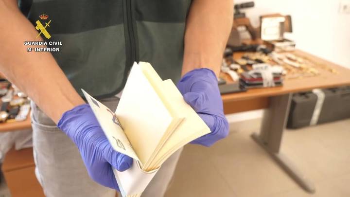 Engañaban a ancianos con el timo de la estampita: fajos de billetes que en realidad son recortes de papel