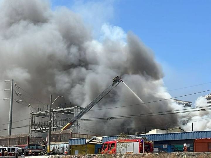 Incendio se registra en el centro de Viña del Mar: llamas consumen al menos dos locales comerciales