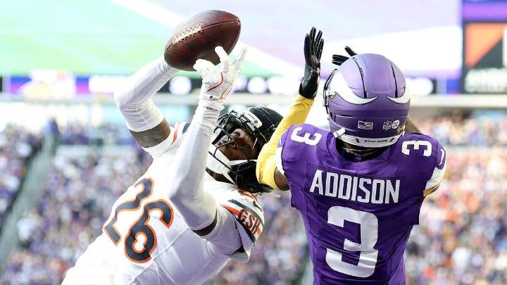 Bears' Nahshon Wright pays tribute to late coach John Beam with interception