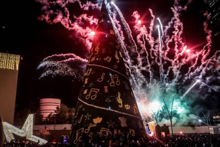BUAP enciende su árbol 2025 y llena el CCU de música, luces y espíritu navideño