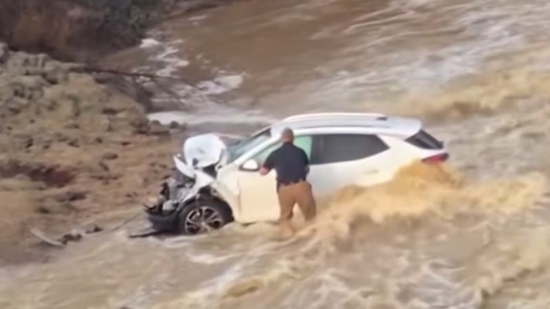 Policía del condado de DeSoto salva a dos adolescentes tras accidente en medio de inundaciones