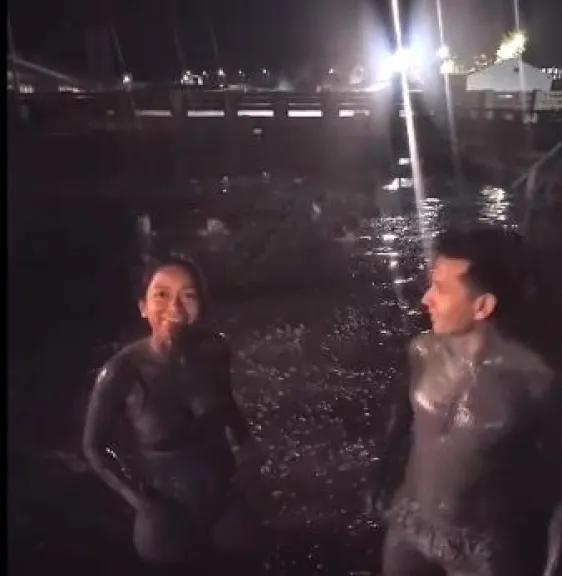 Visitantes disfrutaron un baño nocturno en la Laguna del Chancho en Copahue