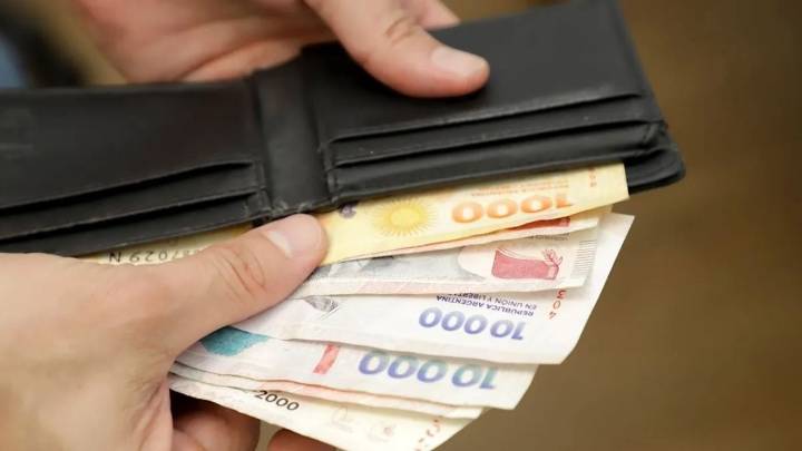 El gobierno publica una guía oficial para detectar billetes falsos: mirá el paso a paso