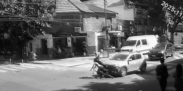 Un conductor atropelló a una ciclista en Palermo, se asustó y aceleró con la mujer debajo del auto