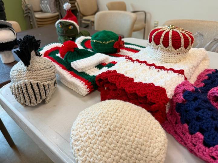 Las Vegas seniors knit hats, blankets for those in need