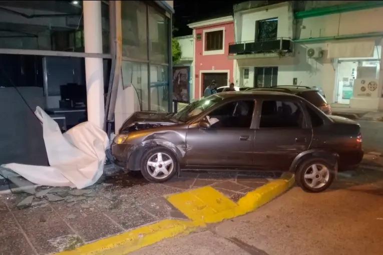 Chocó contra otro vehículo y terminó incrustado en la sede del PAMI de Concordia