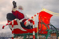 Santa Claus wishes thousands lining Belleville parade a very, 'Merry Christmas'