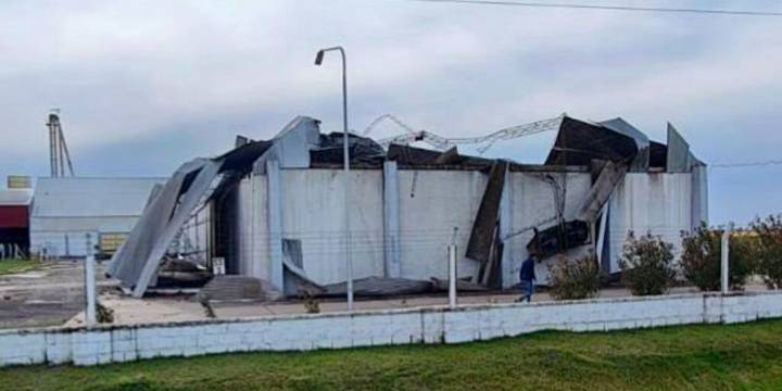 Destrozos, daños en viviendas y barrios enteros sin luz: lo que dejó el temporal de viento y lluvia en varias provincias