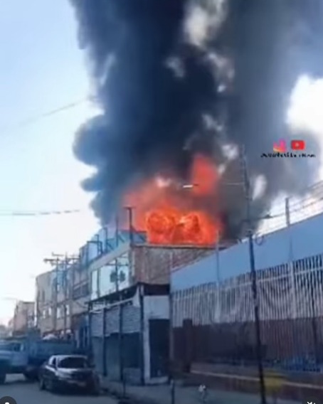 Reportan incendio en local comercial ubicado en Los Guajiros este 18