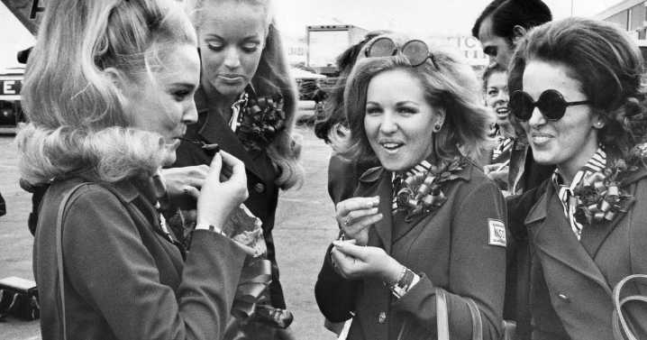 Transportation secretary says flyers should 'dress up.' Here's what people wore to the Philly airport 50 years ago