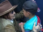 Soñado. Así fue el reencuentro de Johnny Depp con sus fans argentinos en la puerta de Telefe