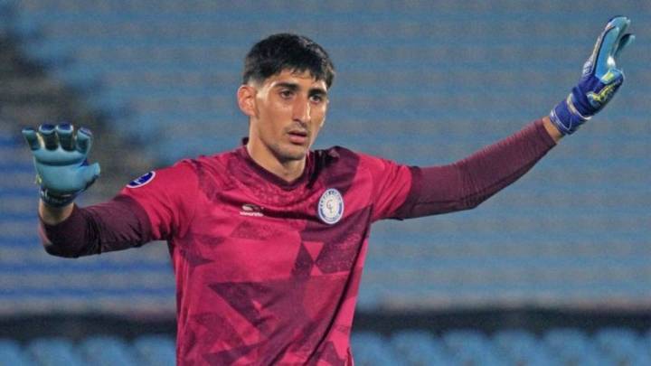 Nació en Villa Constitución, es arquero de un equipo de Uruguay y metió un gol de arco a arco