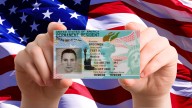 Estados Unidos actualiza requisitos para residentes permanentes que viajan al extranjero: estos son