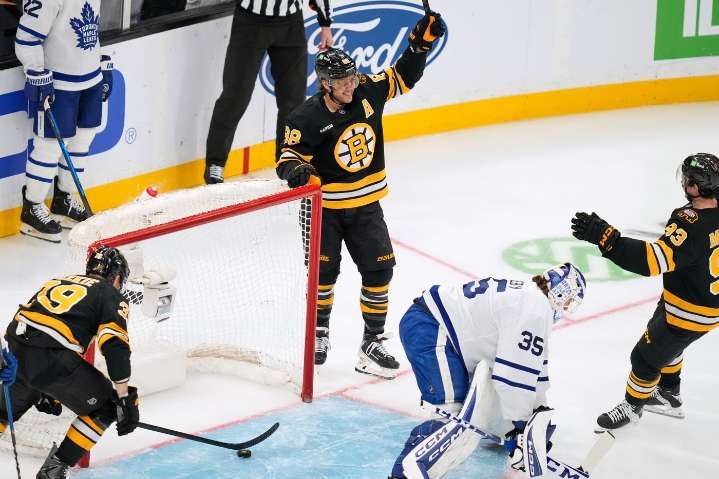 Pastrnak scores twice, hits 400-goal milestone as Bruins beat Maple Leafs 5