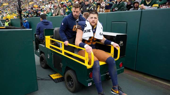 Packers tight end Tucker Kraft carted off with knee injury