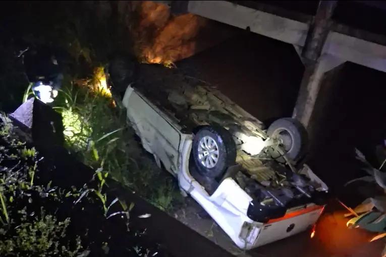 Despiste en Ruta 18: una camioneta cayó bajo un puente y el conductor sufrió heridas graves