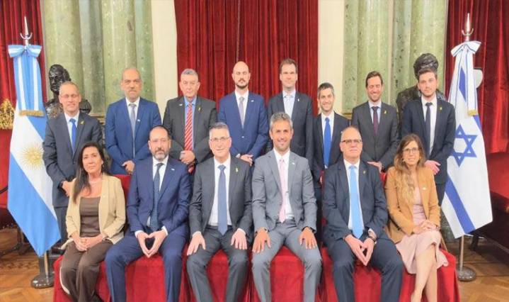 Quintela reclama una deuda de US$ 1300 millones por fondos extracoparticipables y choca con la negativa de Martín Menem