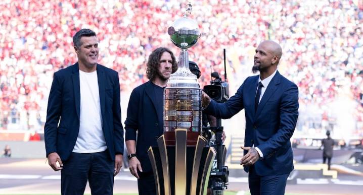 No la quiso tocar: Felipe Melo y Carles Puyol protagonizan imperdible momento con trofeo de la Copa Libertadores