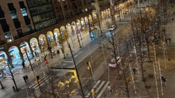 El paseo Independencia estrena luces de Navidad: adiós a la estrellas rotas