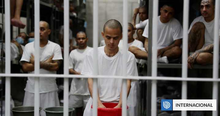 HRW denuncia tortura a venezolanos en megacárcel para pandilleros en El Salvador