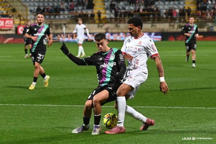 Un Málaga sin fútbol ni ideas se mimetiza con el frío de León