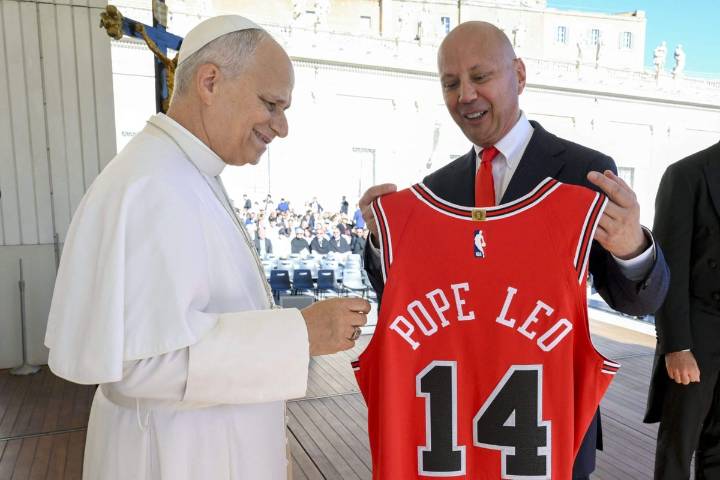 Bulls broadcaster Chuck Swirsky delivers jersey to Pope Leo XIV: 'An incredible day'