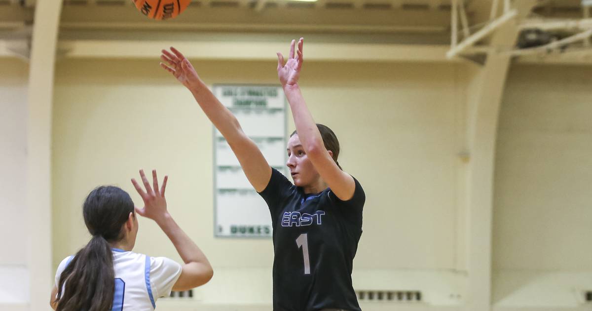 Aubrey Lamberti’s fast start fuels Oswego East past Downers Grove South to first win