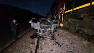 Tren arrastra camioneta y termina calcinada
